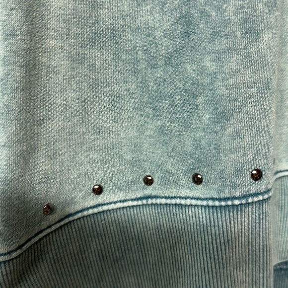 Rock & Republic Sweatshirt - Picture 2 of 5